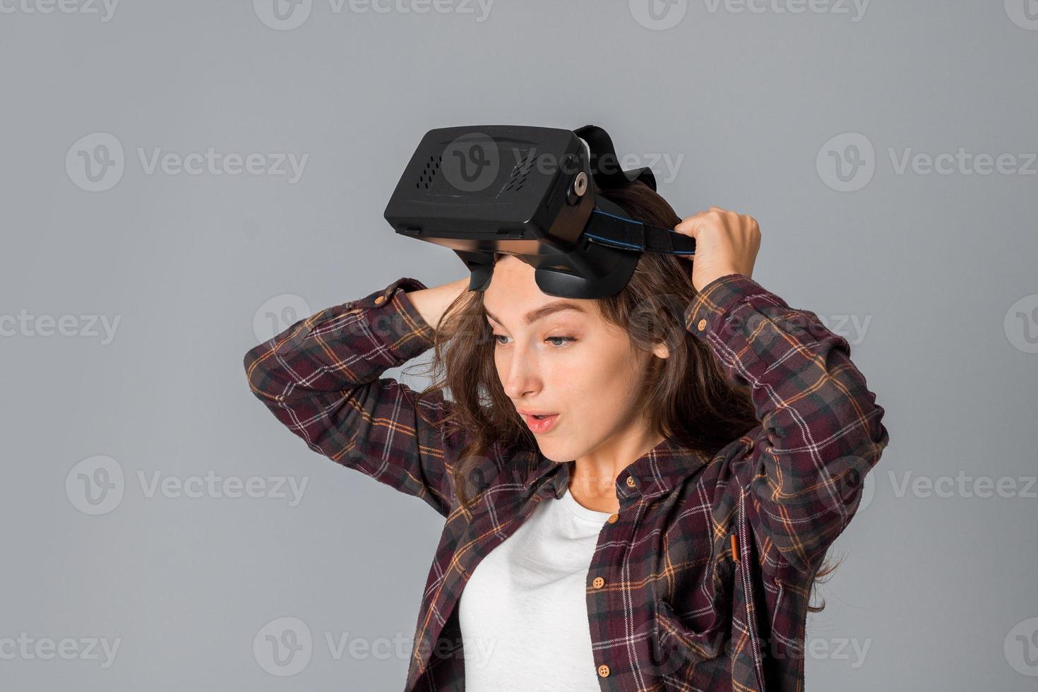 Brünettes Mädchen testet Virtual-Reality-Brille foto