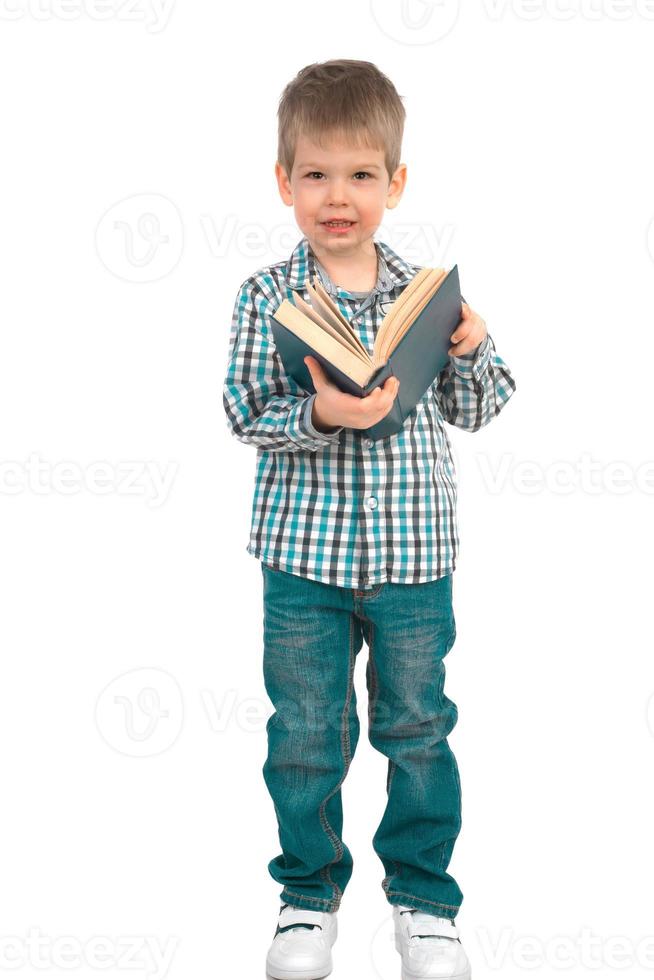 kleiner Junge mit Buch foto