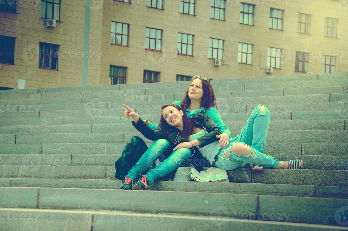 Zwei Freunde ruhen sich auf den Stufen aus foto