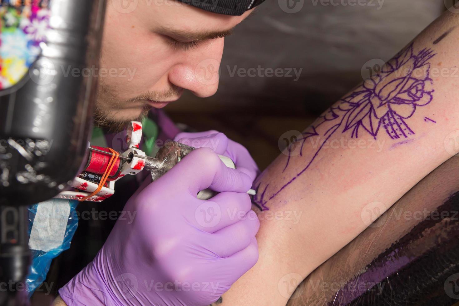 tatooer macht tatoo foto