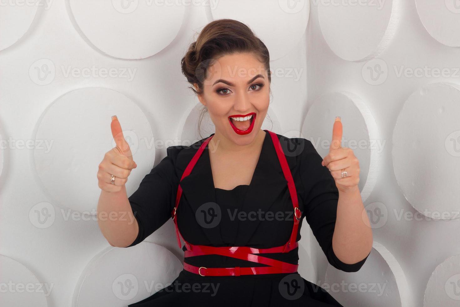 Frau in einem schwarzen Kleid foto