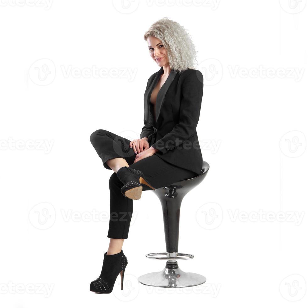 Geschäftsfrau, die auf Stuhl aufwirft foto