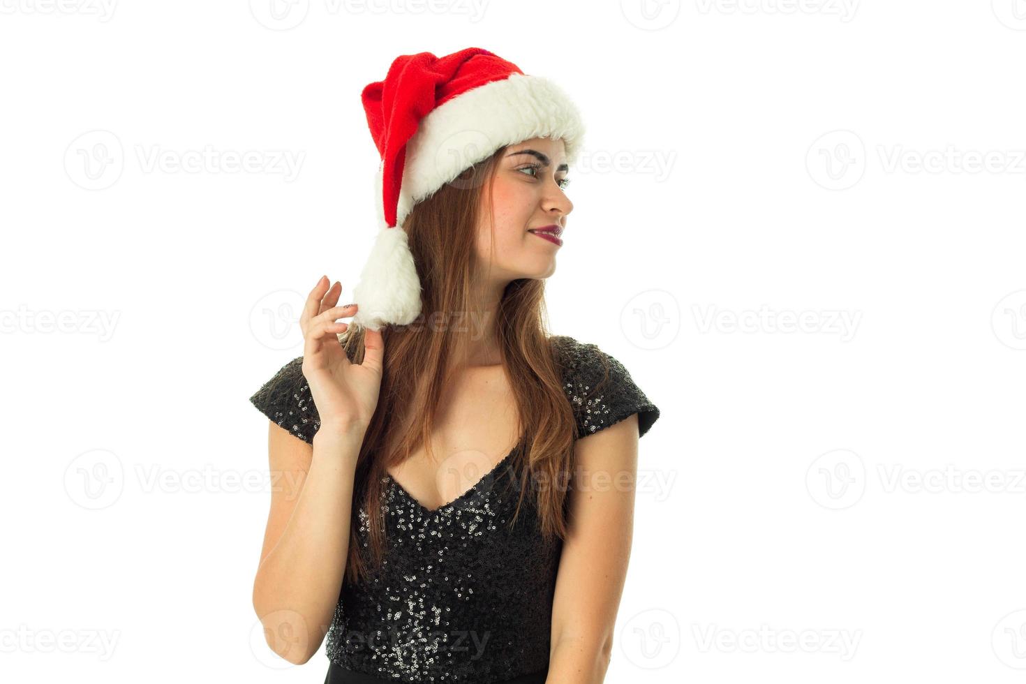 fröhliches entzückendes mädchen in weihnachtsmütze foto