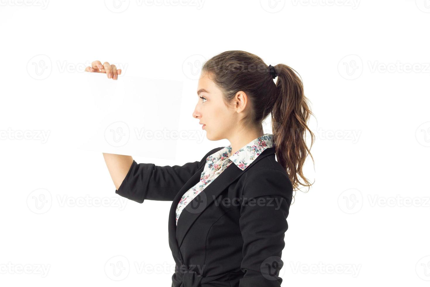 Frau in Uniform mit weißem Schild in den Händen foto