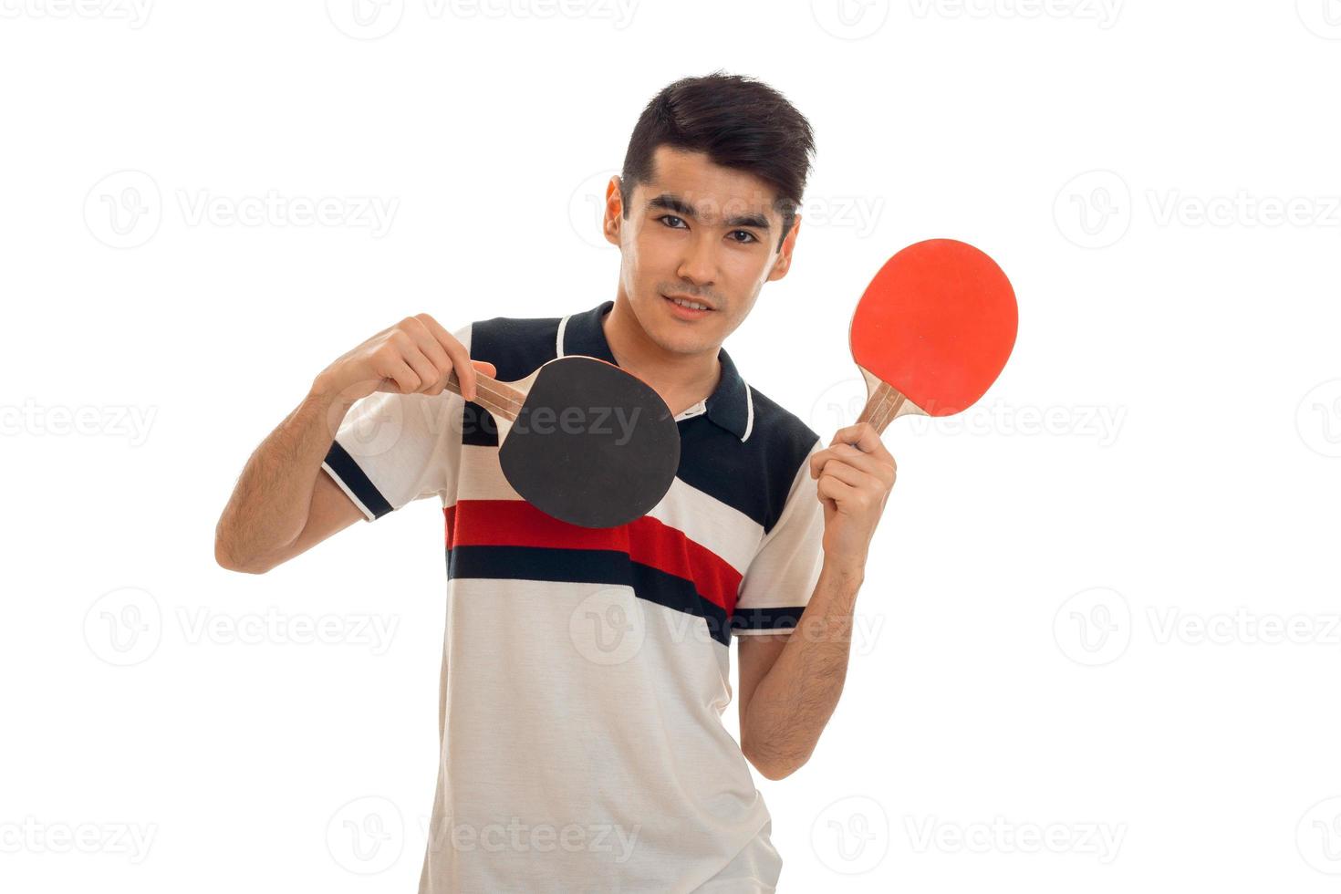 hübscher brünetter Sportler, der Ping-Ping praktiziert, isoliert auf weißem Hintergrund foto