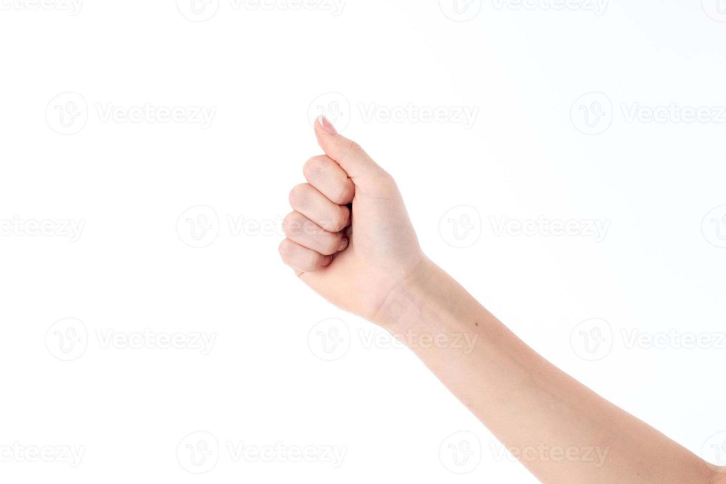 weibliche Hand nach vorne ausgestreckt mit gebogenen Fingern isoliert auf weißem Hintergrund foto