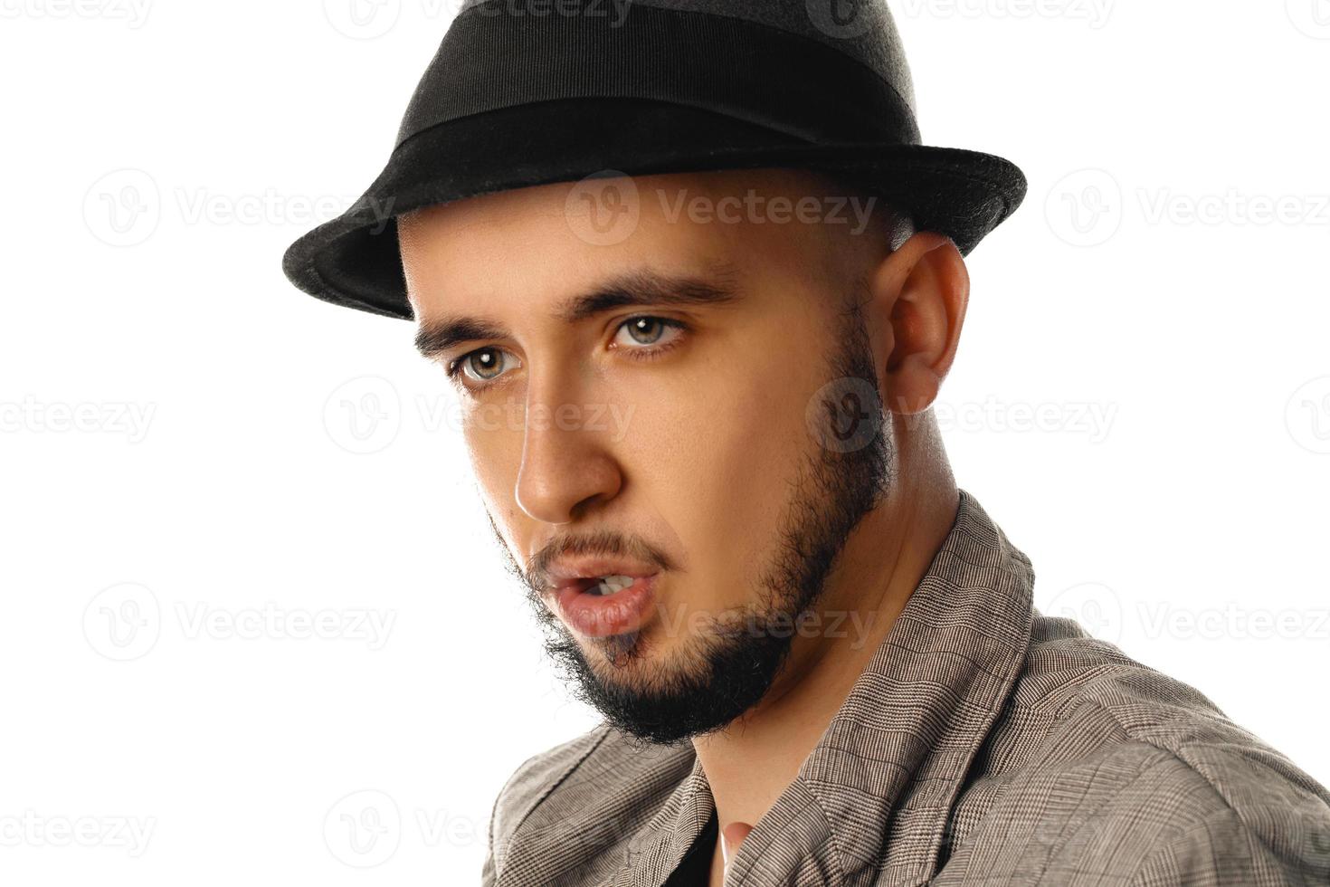 Nahaufnahme Porträt eines jungen gutaussehenden Mannes mit Hut und Jacke, der zur Seite schaut foto