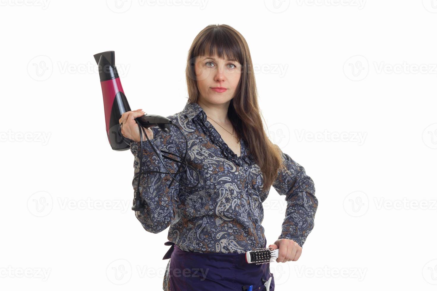 junge Frau mit einem Stylisten-Haartrockner foto