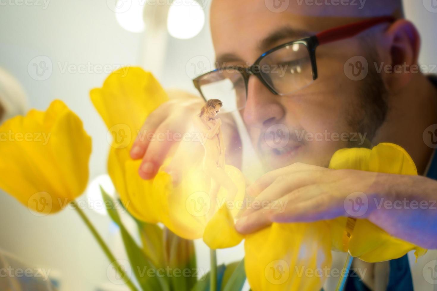 Schöner Wissenschaftler mit Brille wuchs ein sexy Mädchen in der Blume foto