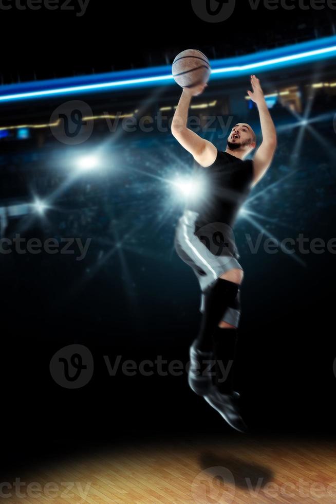 Basketballspieler in Aktion schießt einen Ball in den Ring foto