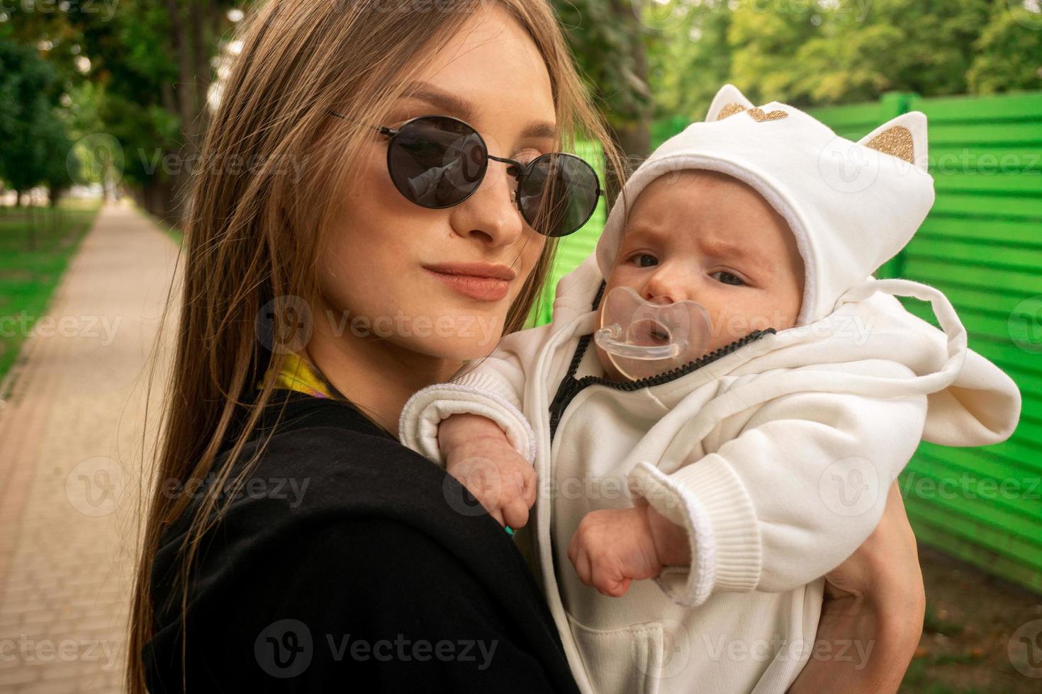 Porträt der Mutter mit ihrer neugeborenen Tochter foto