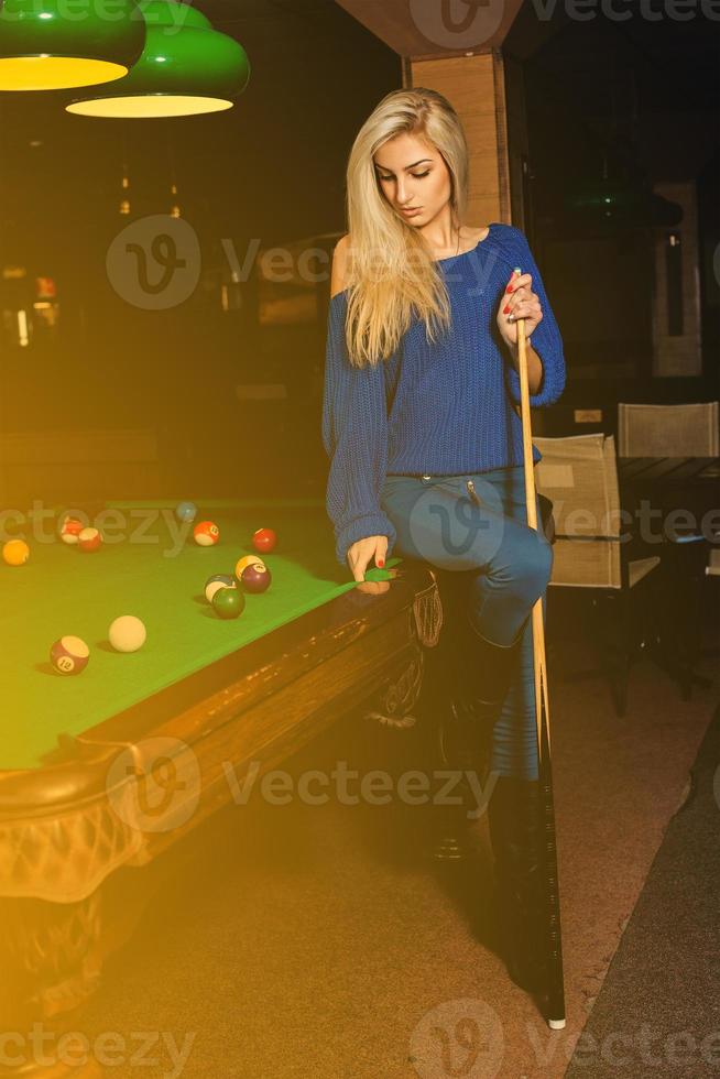 Glamour Beauty Woman spielt Billard am Billardtisch foto