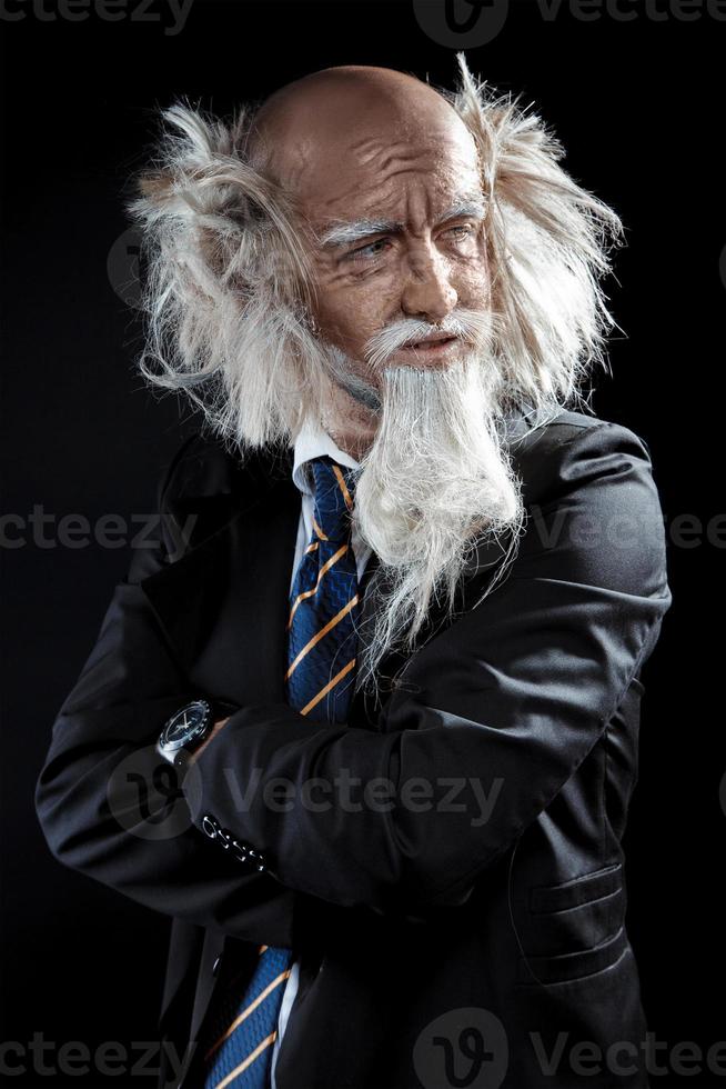 vertikales Foto des eleganten Oldman im klassischen schwarzen Anzug