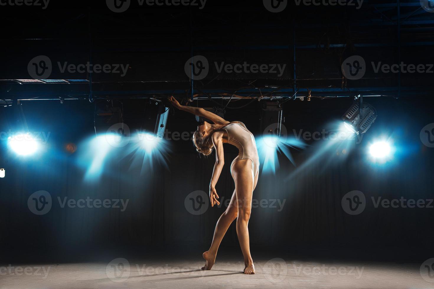 schöne erwachsene Ballerina auf der Bühne posiert foto