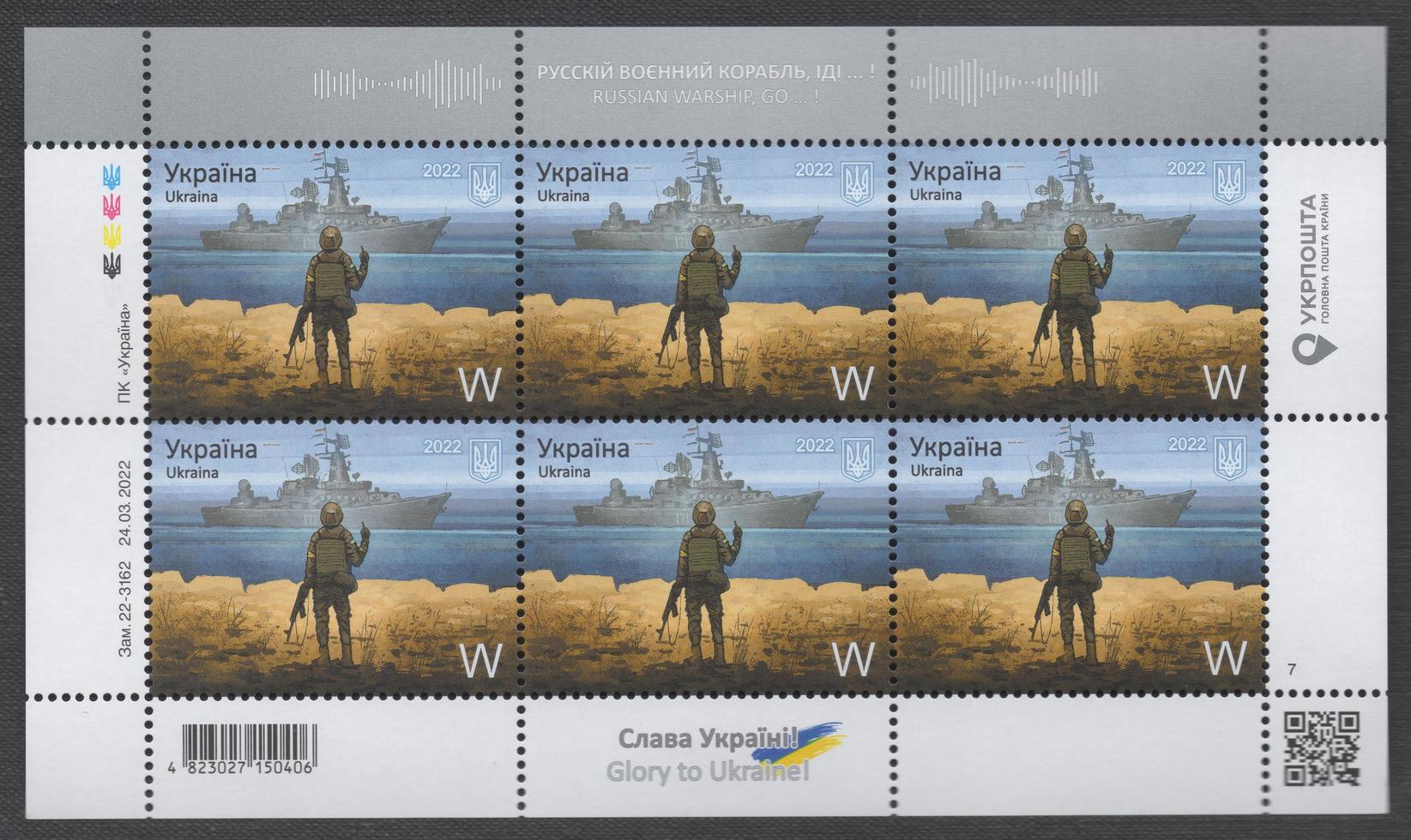 dnipropetrowsk, ukraine - april 2022 ein briefmarkenblock, der einen mann mit einer waffe und ein russisches kriegsschiff darstellt. die inschrift im ukrainisch-russischen kriegsschiff gehen... foto