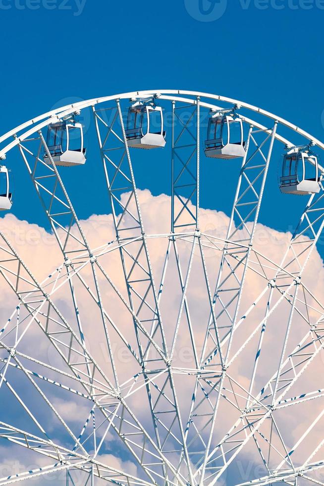 großes Riesenrad gegen blauen Himmel und weiße Wolken foto