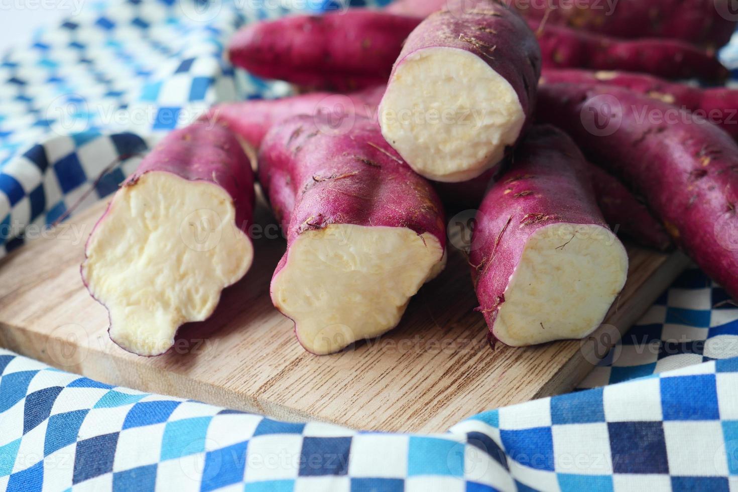 Nahaufnahme von rohen Süßkartoffeln in einer Schüssel foto