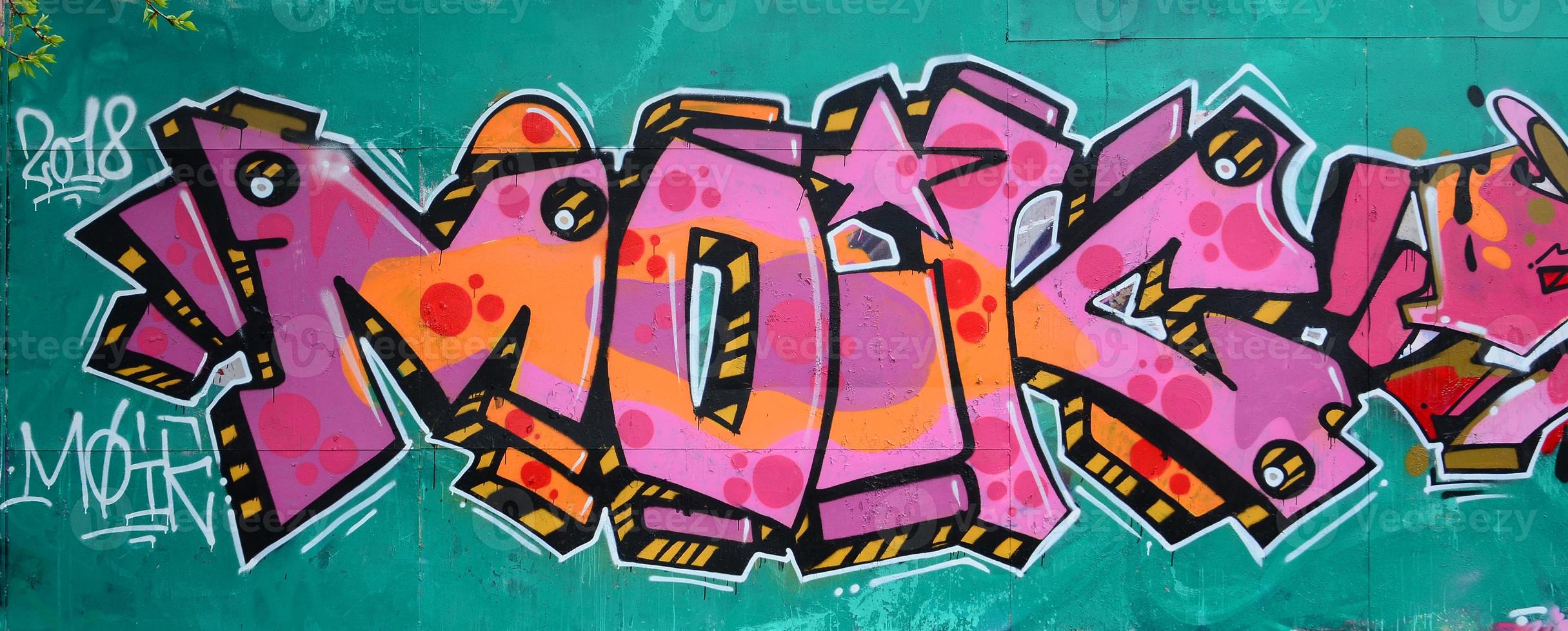 Fragment eines schönen Graffiti-Musters in Pink und Grün mit schwarzem Umriss. Street-Art-Hintergrundbild foto