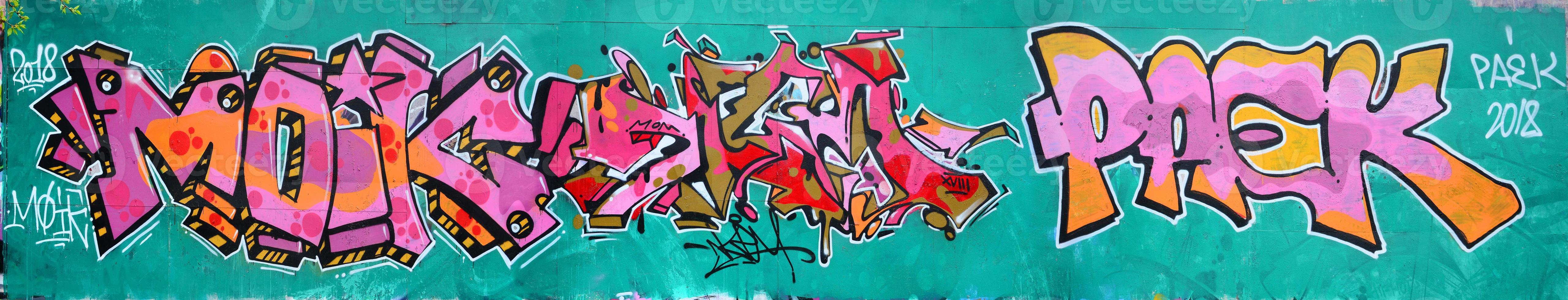 Fragment eines schönen Graffiti-Musters in Pink und Grün mit schwarzem Umriss. Street-Art-Hintergrundbild foto