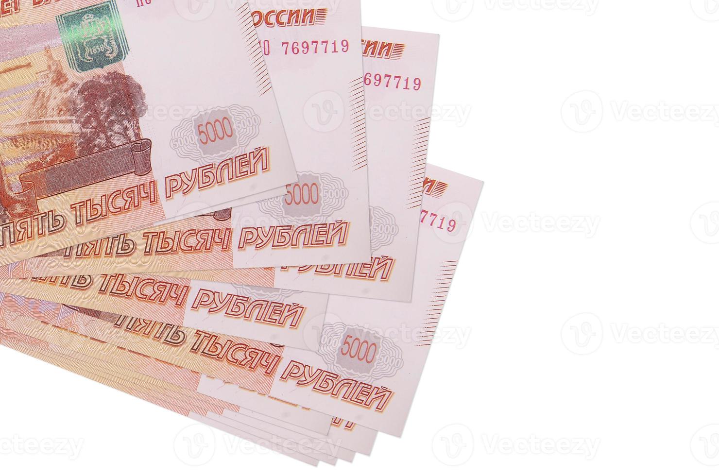 5000 russische Rubel-Scheine liegen in kleinen Bündeln oder Packungen isoliert auf Weiß. modell mit kopierraum. Geschäft und Geldwechsel foto
