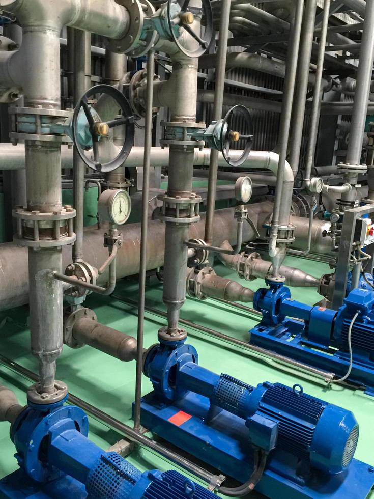 Edelstahl-Wasserleitung zur Wasserversorgung des Produktionsprozesses. foto