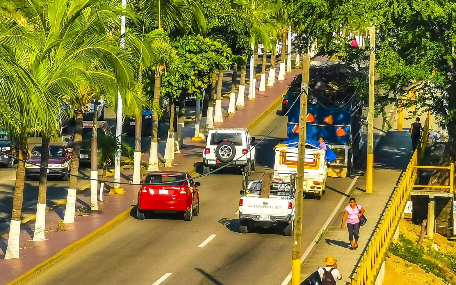 puerto escondido oaxaca mexiko 2022 belebte straße straße fahrende autos stau puerto escondido mexiko. foto