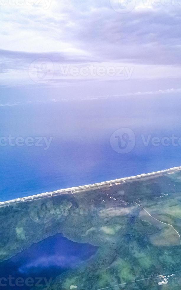 fliegen im flugzeug über der küste von oaxaca mexiko. foto