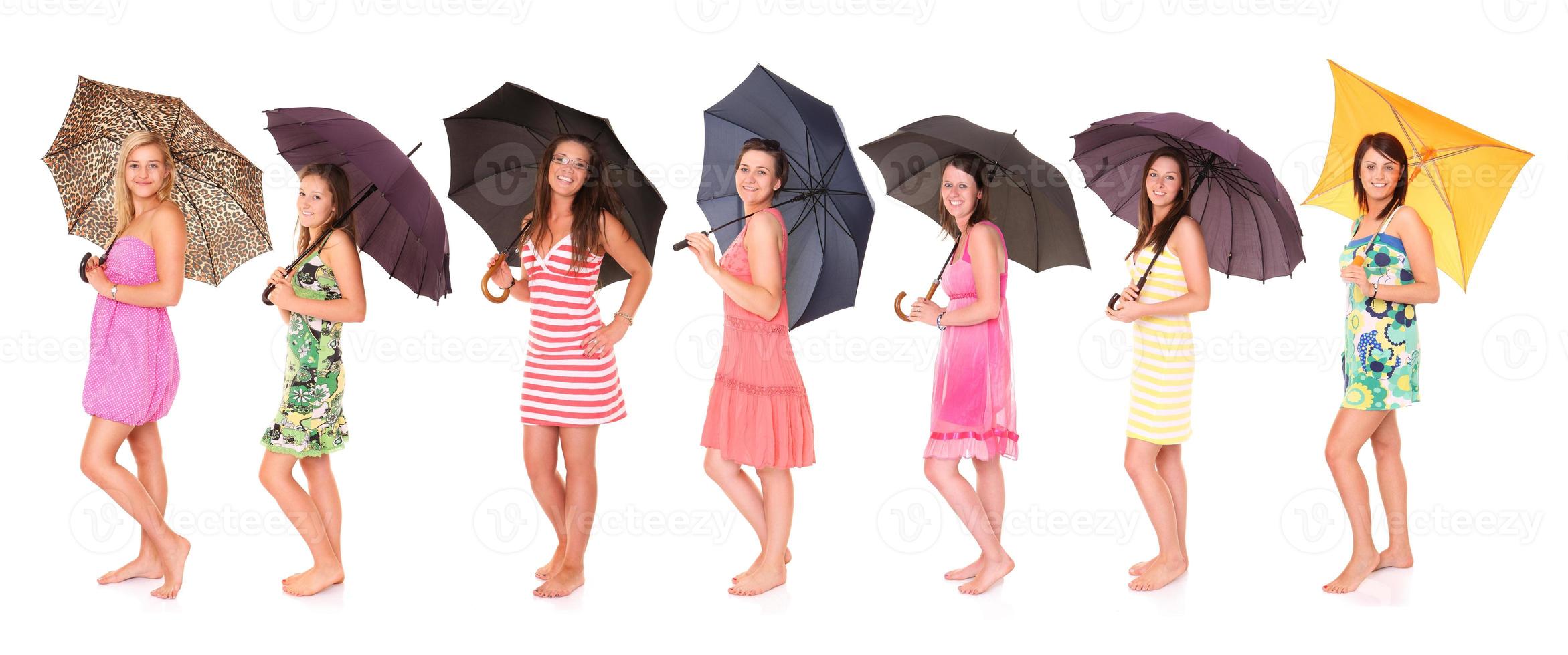 Reihe von Frauen mit Regenschirmen foto