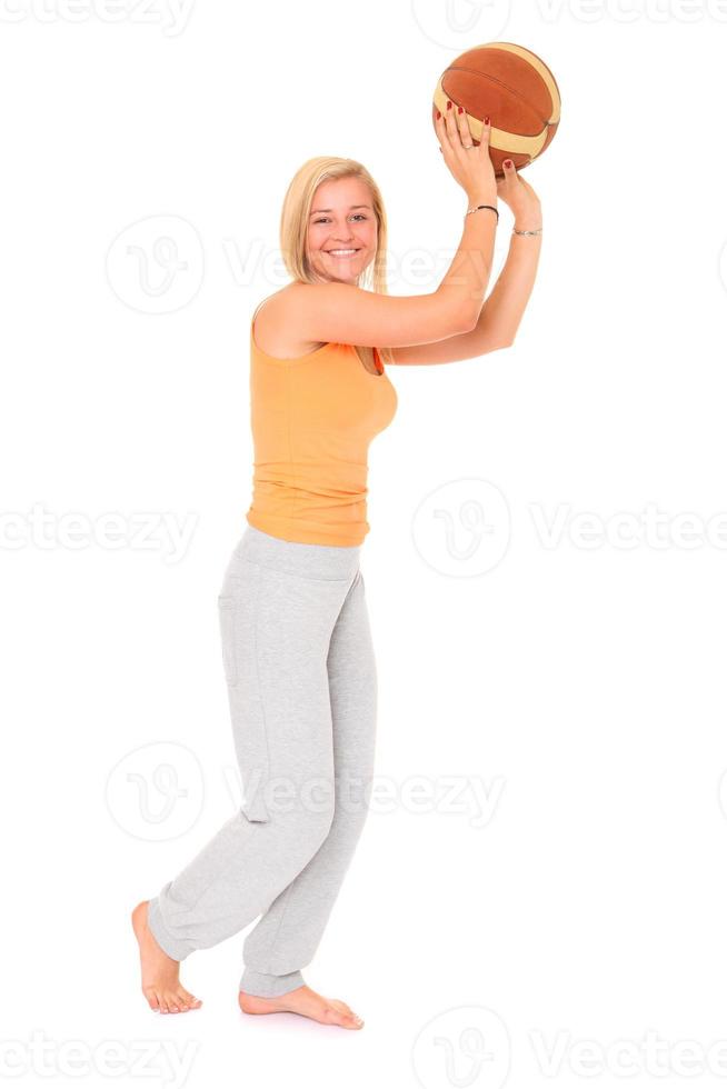 Frau, die Basketball spielt foto