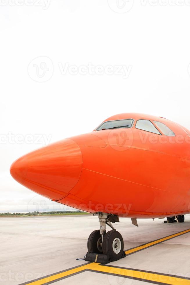 Orangefarbenes Flugzeug geparkt foto