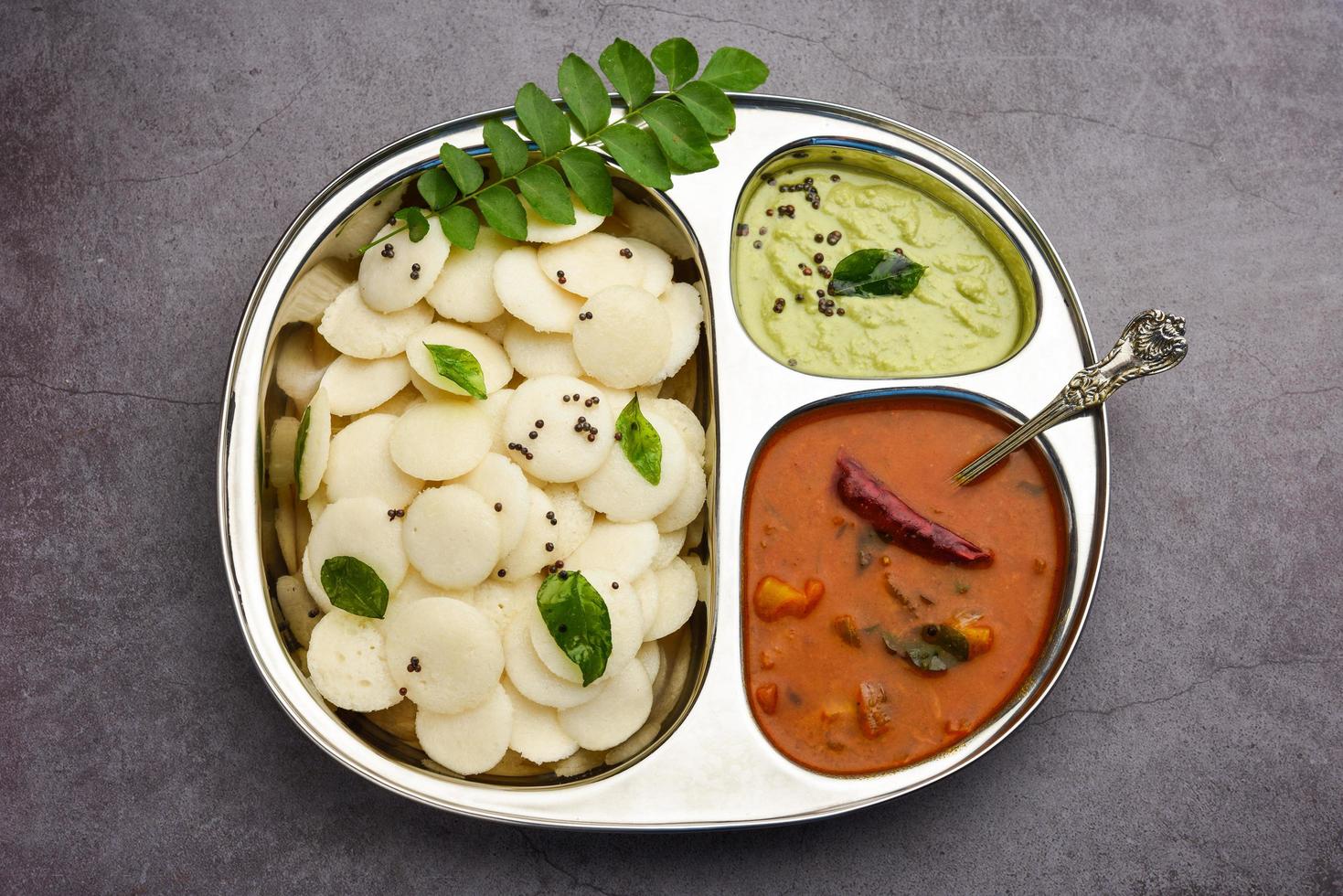 Mini-Idli ist die kleinere Version von weichem und schwammigem, rundem, gedämpftem Reis-Idli, auch bekannt als Knopf- und Cocktail-Idli foto