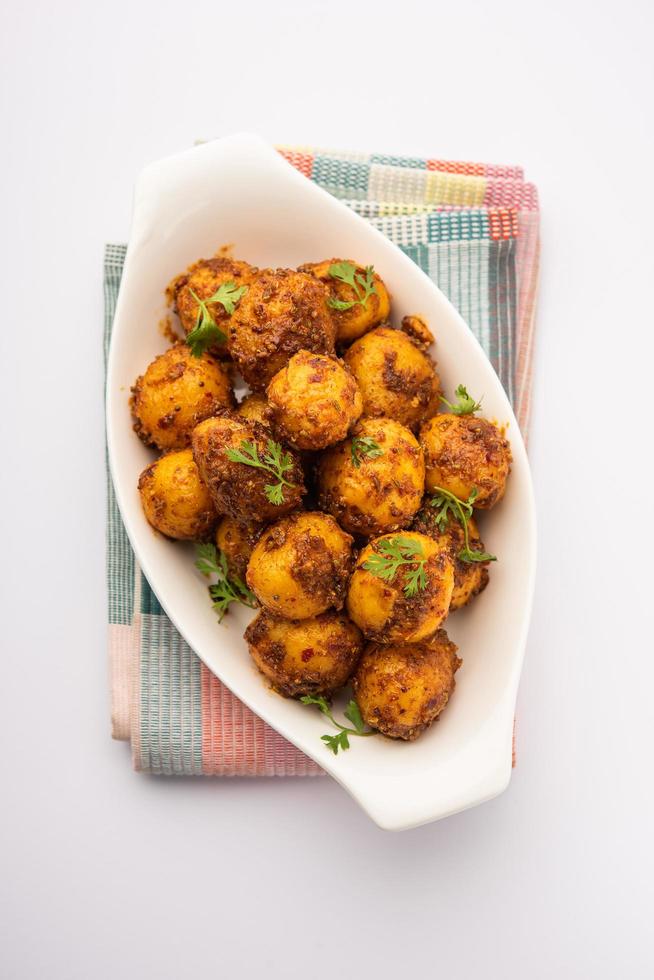 hausgemachte geröstete Bombay-Kartoffeln. Gebratene kleine Babykartoffeln oder Aloo mit Jeera-Samen und Koriander in einer Schüssel foto