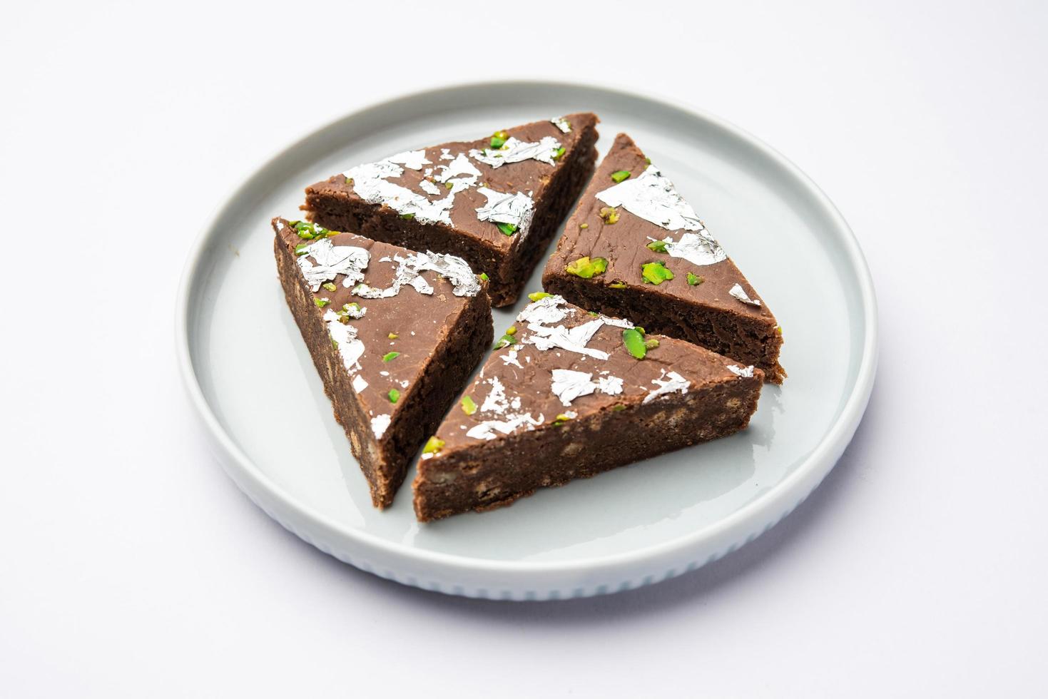 Schoko-Barfi- oder Schoko-Burfi-Kuchen, eine Abwandlung zum indischen Dessert oder süß für Feste foto