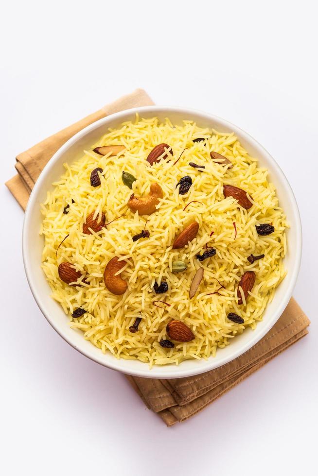 Kashmiri Sweet Modur Pulao aus mit Zucker gekochtem Reis, mit Safran aromatisiertem Wasser und Trockenfrüchten foto