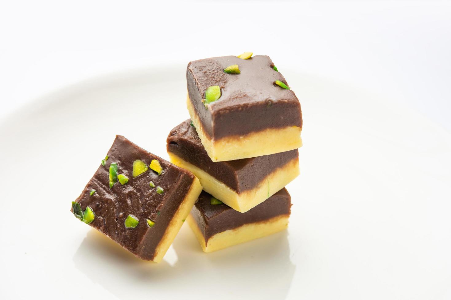 Choco Vanilla Patisa oder Chocolate Mawa Barfi oder zweischichtiger Burfi, indische Süßigkeit oder Dessert foto