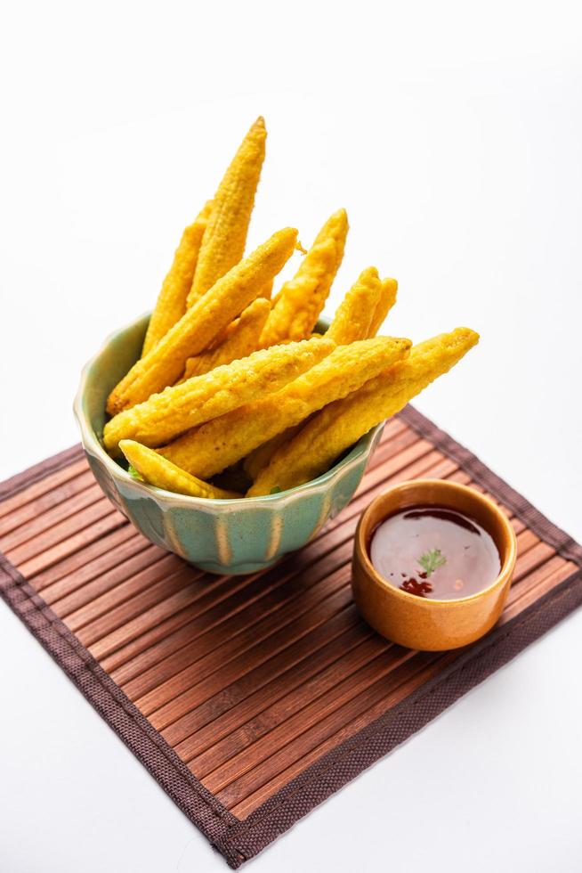 Knusprig frittierte Baby-Mais-Pakoda, Pakora oder Baby-Mais-Krapfen, serviert mit Ketchup, indisches Essen foto