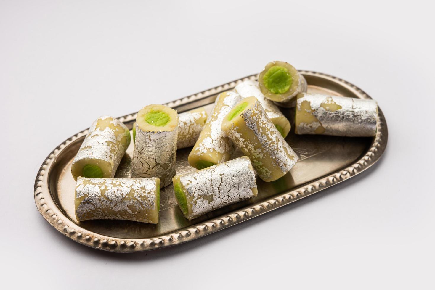 Kaju-Pista-Rolle oder Cashew-Pistazien-Rolle Mithai oder Sigar, indische Süßigkeit oder Dessert für Feste foto