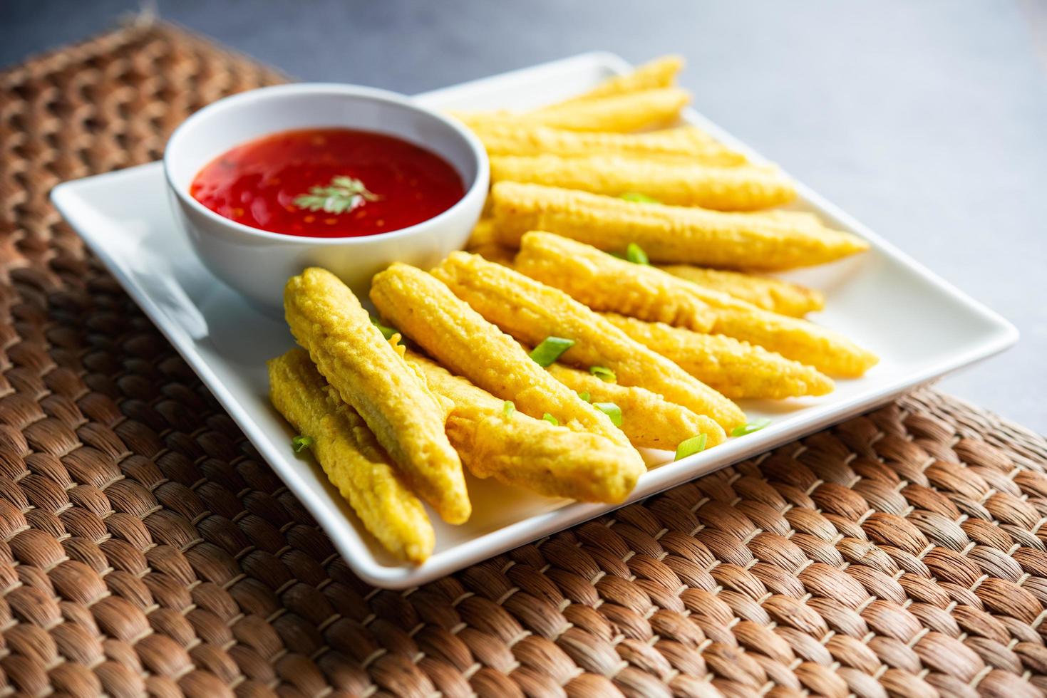 Knusprig frittierte Baby-Mais-Pakoda, Pakora oder Baby-Mais-Krapfen, serviert mit Ketchup, indisches Essen foto