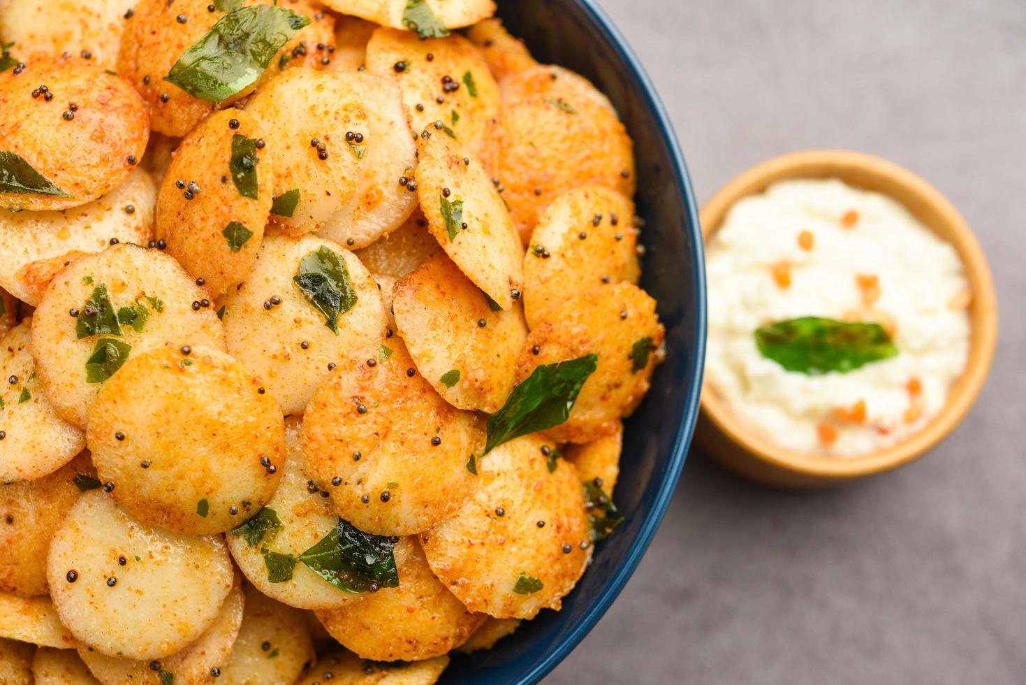 Mini-Idli-Fritte mit Kokosnuss-Chutney foto