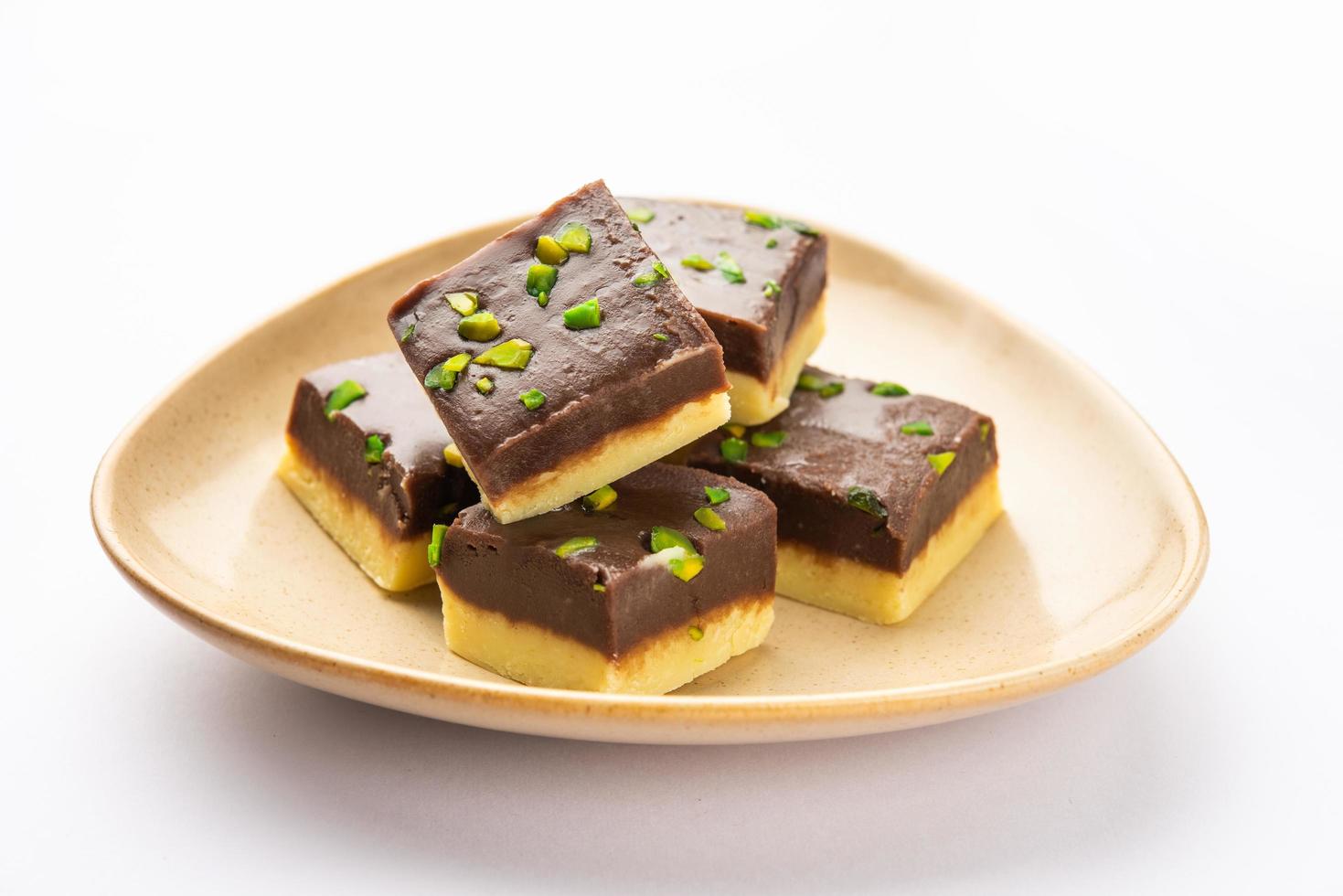 Choco Vanilla Patisa oder Chocolate Mawa Barfi oder zweischichtiger Burfi, indische Süßigkeit oder Dessert foto