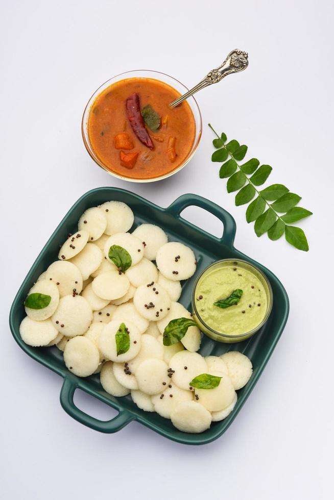 Mini-Idli ist die kleinere Version von weichem und schwammigem, rundem, gedämpftem Reis-Idli, auch bekannt als Knopf- und Cocktail-Idli foto