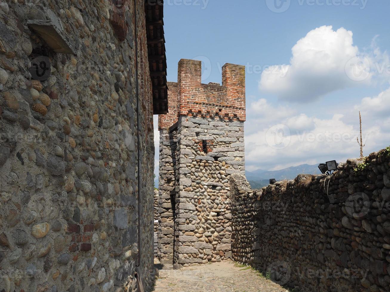 ricetto mittelalterliches dorf in candelo foto