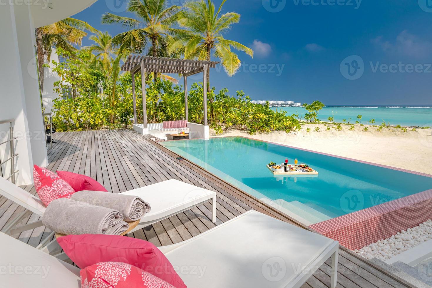 Frühstück im Swimmingpool, schwimmendes Frühstück im luxuriösen tropischen Resort. Entspannender Tisch auf ruhigem Poolwasser, gesundes Frühstück und Obstteller am Resortpool. Luxus-Lifestyle am tropischen Strand foto