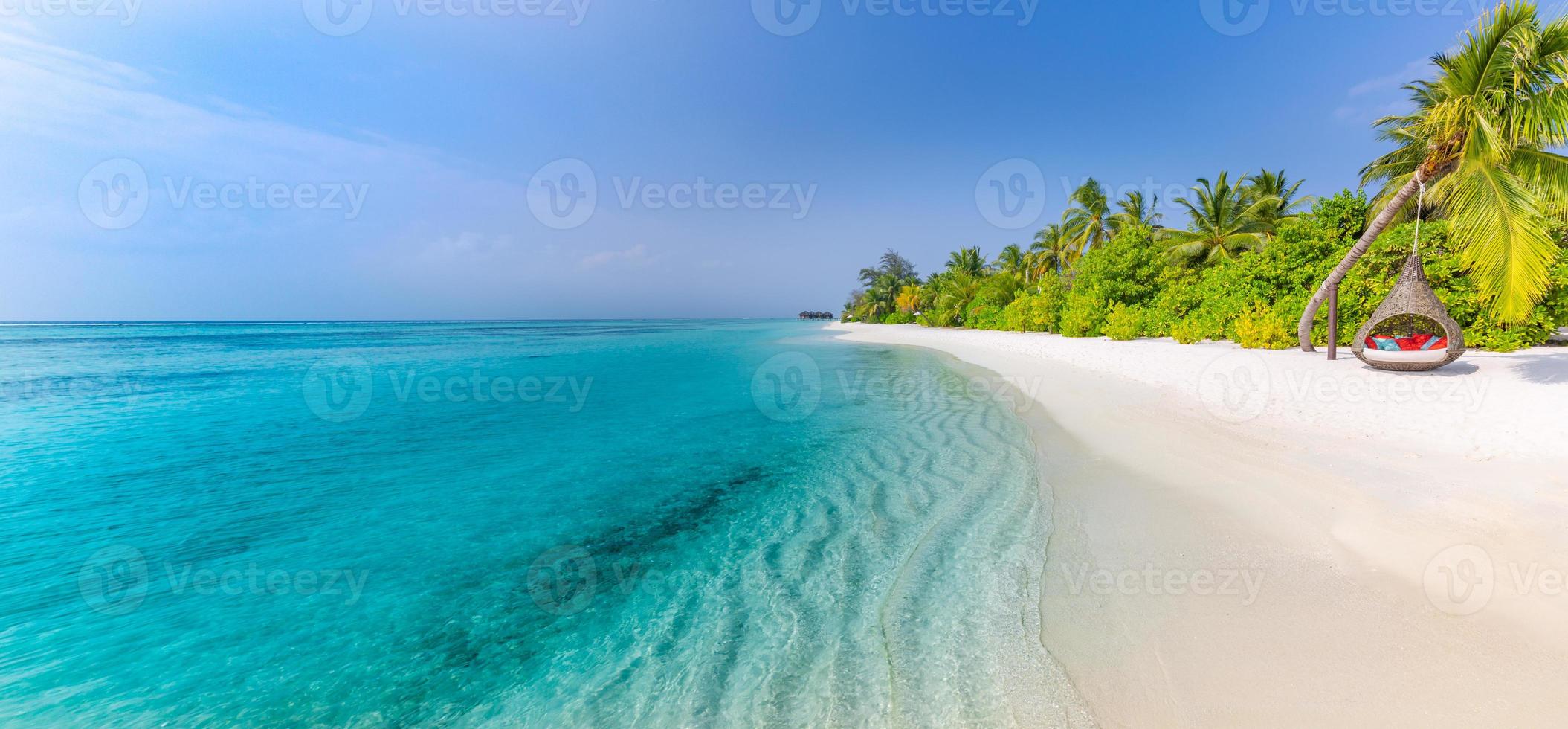 schönes tropisches Strandbanner. weißer sand und kokospalmen reisen tourismus breites panorama hintergrundkonzept. erstaunliche strandlandschaft urlaubslandschaft oder sommerferienvorlage foto