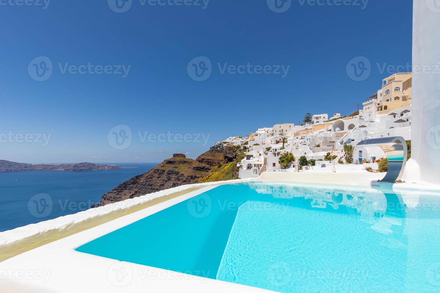 Weiße Architektur auf der Insel Santorini, Griechenland. Schwimmbad im Luxushotel. schöne aussicht, himmel über blauem meer. sommerferien und urlaub als reisezielkonzept, erstaunlicher tourismushintergrund foto