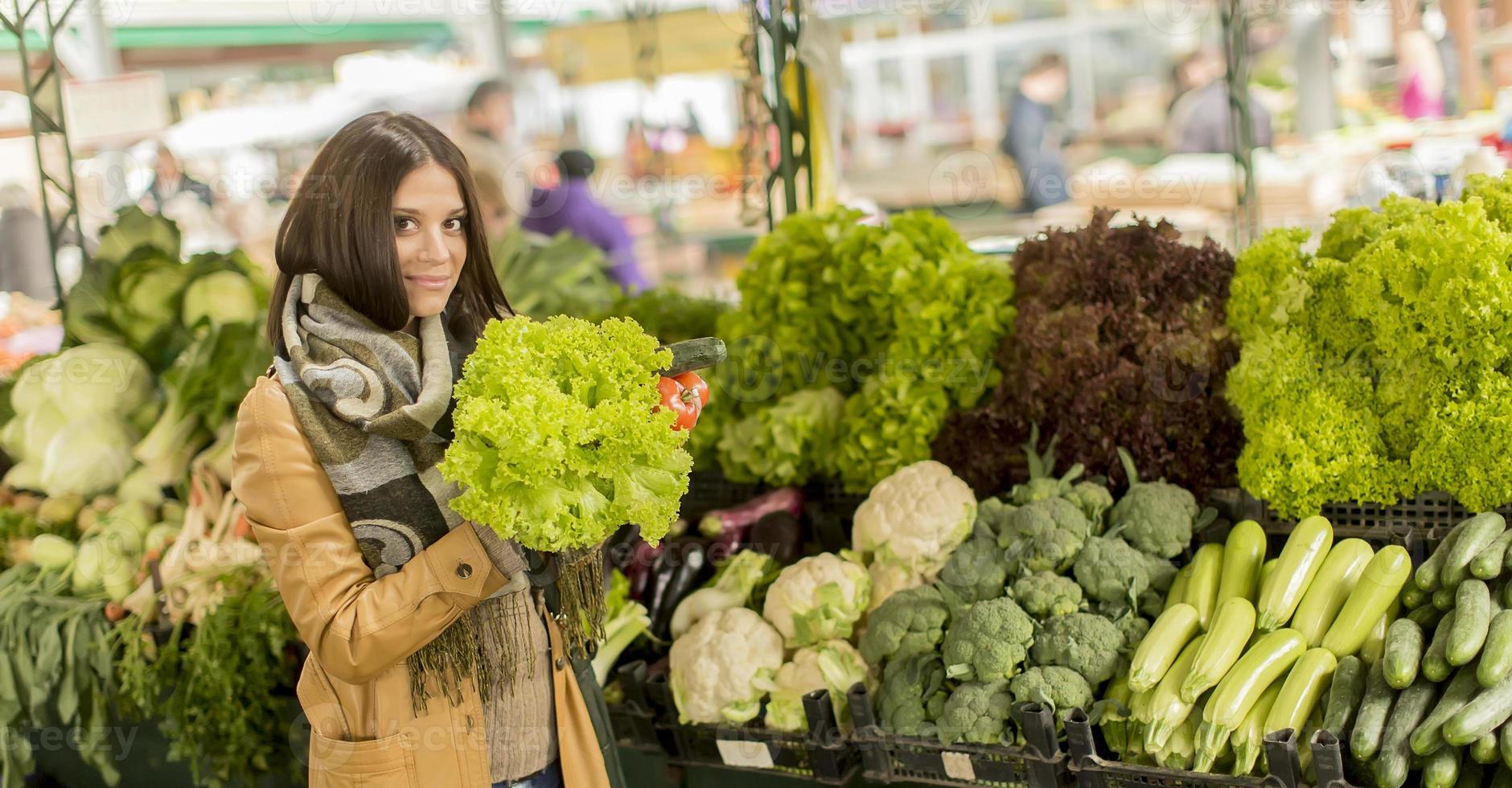 junge Frau auf dem Markt foto