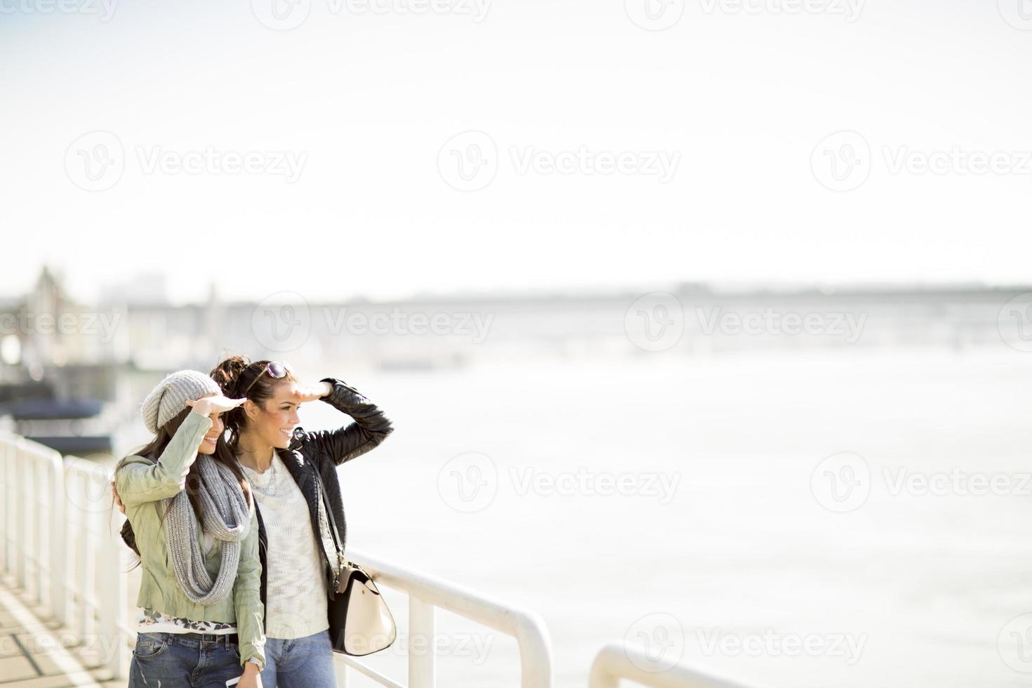 Zwei junge Frauen im Freien foto