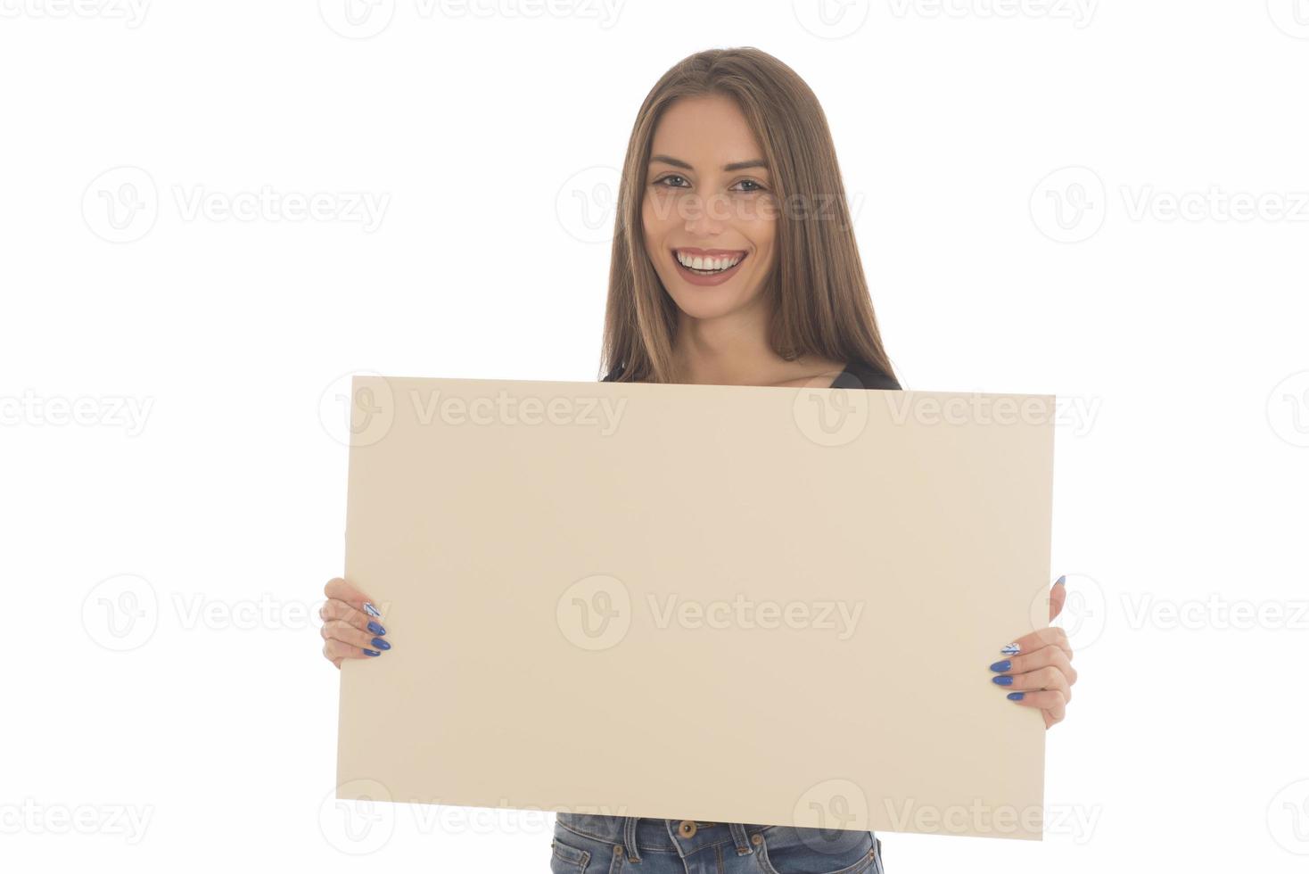 lächelndes Mädchen mit leerem Schild. Studioportrait der jungen Frau mit Zeichenkarte. isoliert. foto