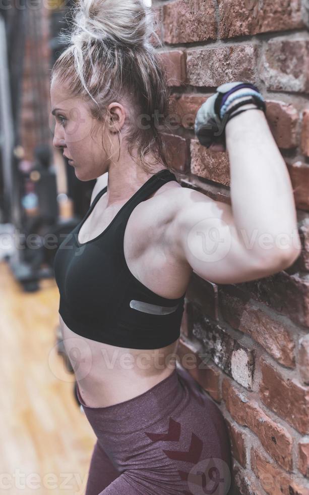 schönes Mädchen trainiert im Fitnessstudio foto