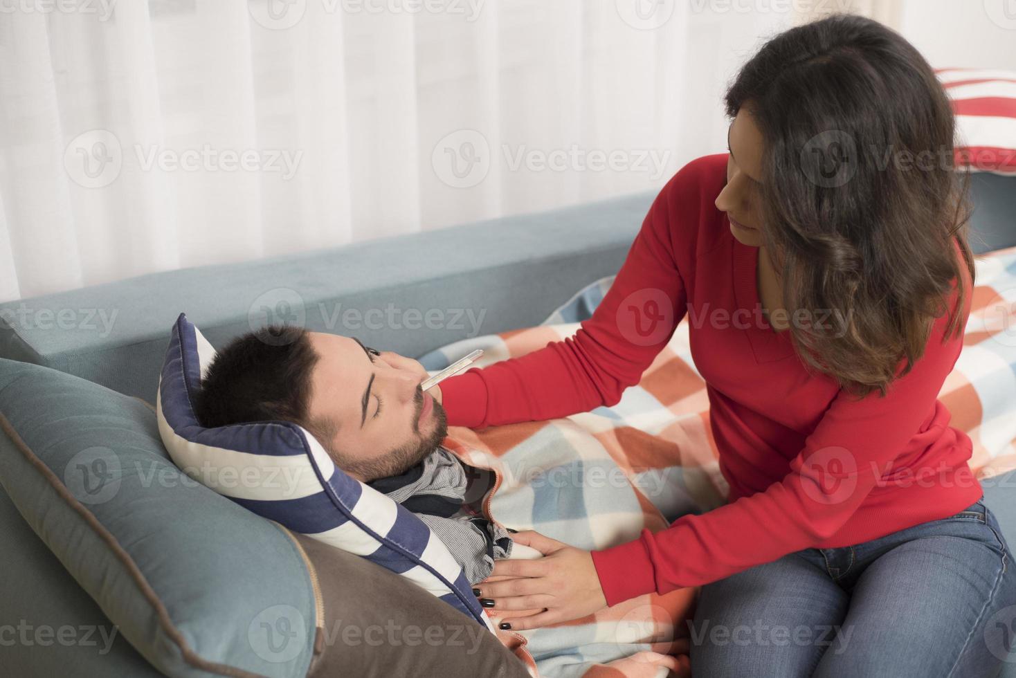 junge Frau, die ihren kranken Mann tröstet foto